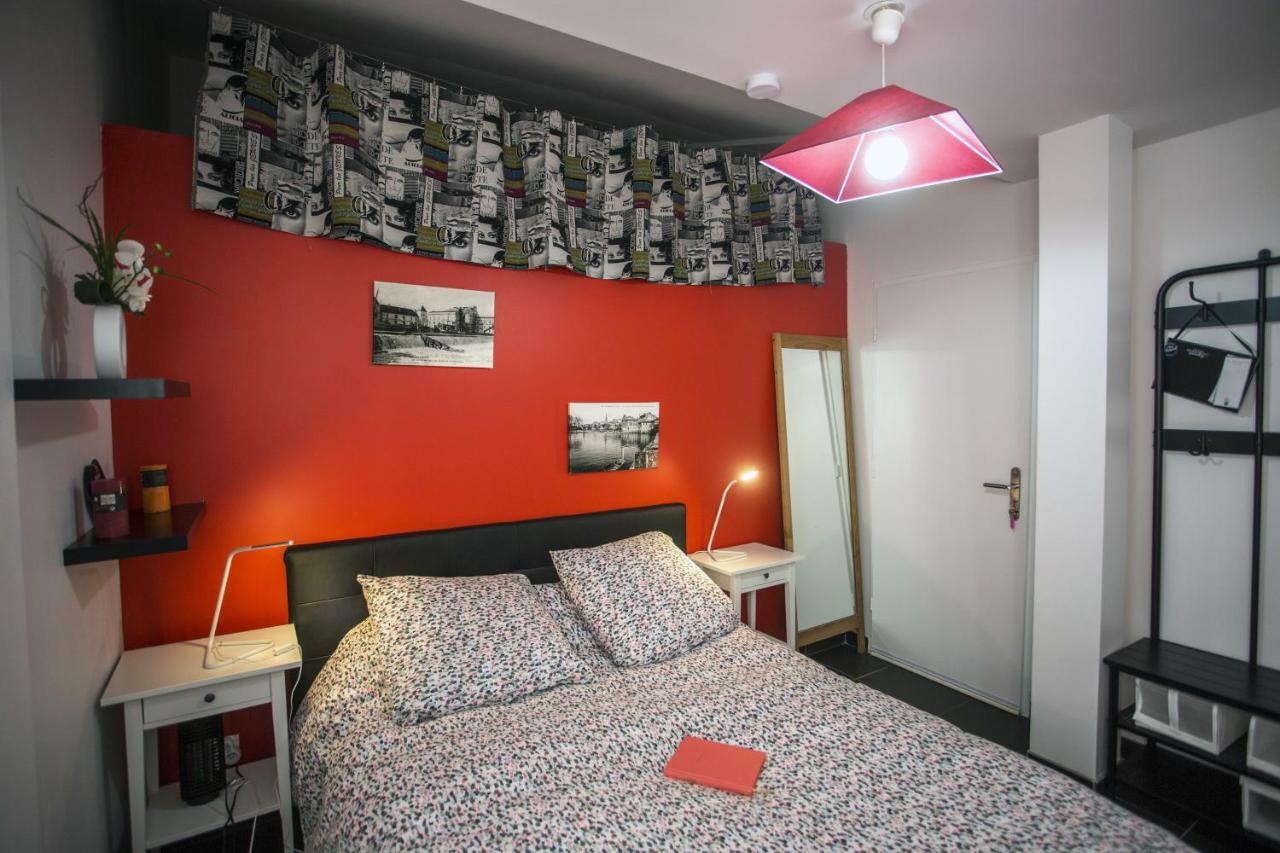Les Tresors De Lizzie Hotel Coutras ภายนอก รูปภาพ
